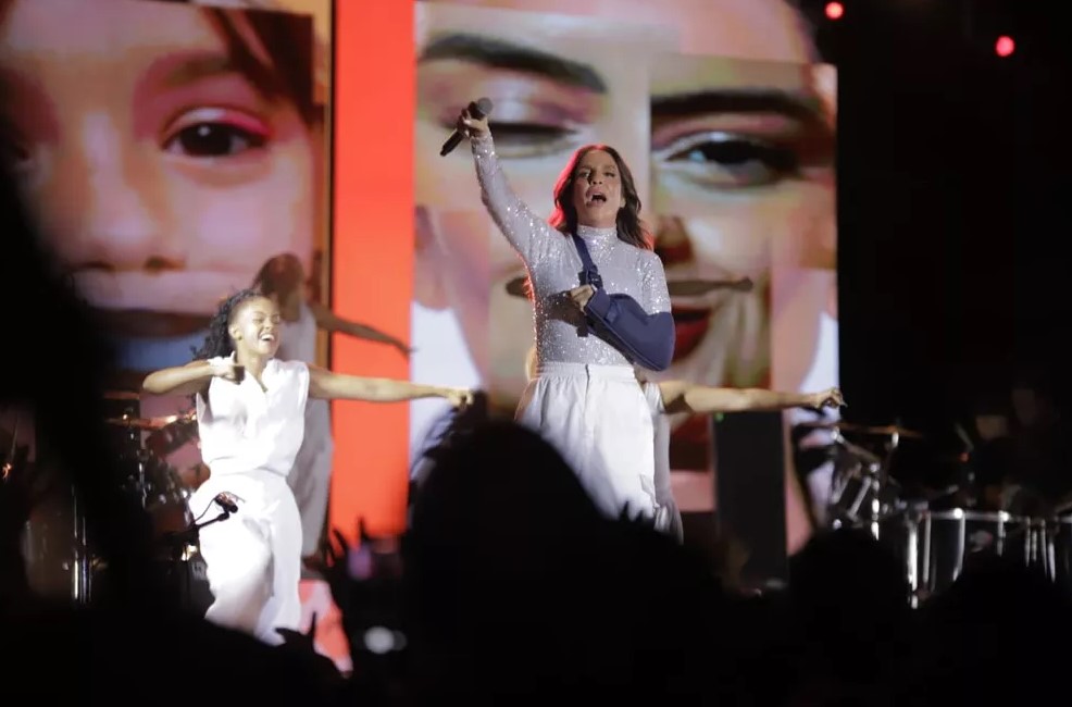 Ivete Sangalo para show no Festival de Inverno Bahia após pessoa passar mal na plateia