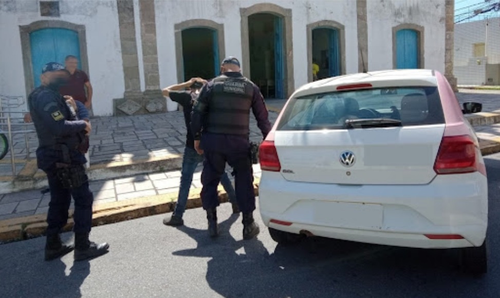 Motorista é preso por dirigir carro de prefeitura em alta velocidade em Natal