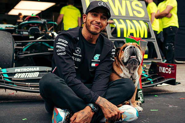 Lewis Hamilton se torna um dos proprietários do Denver Broncos: ‘Empolgado’