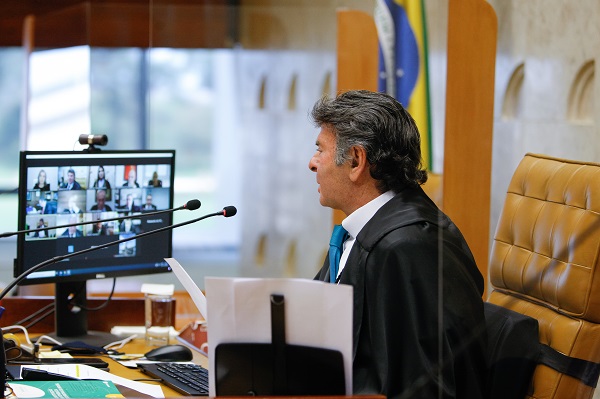 Ministros do STF avaliam pedir aumento salarial de 18%