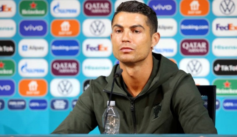 Com Cristiano Ronaldo no banco, United estreia com derrota no Inglês