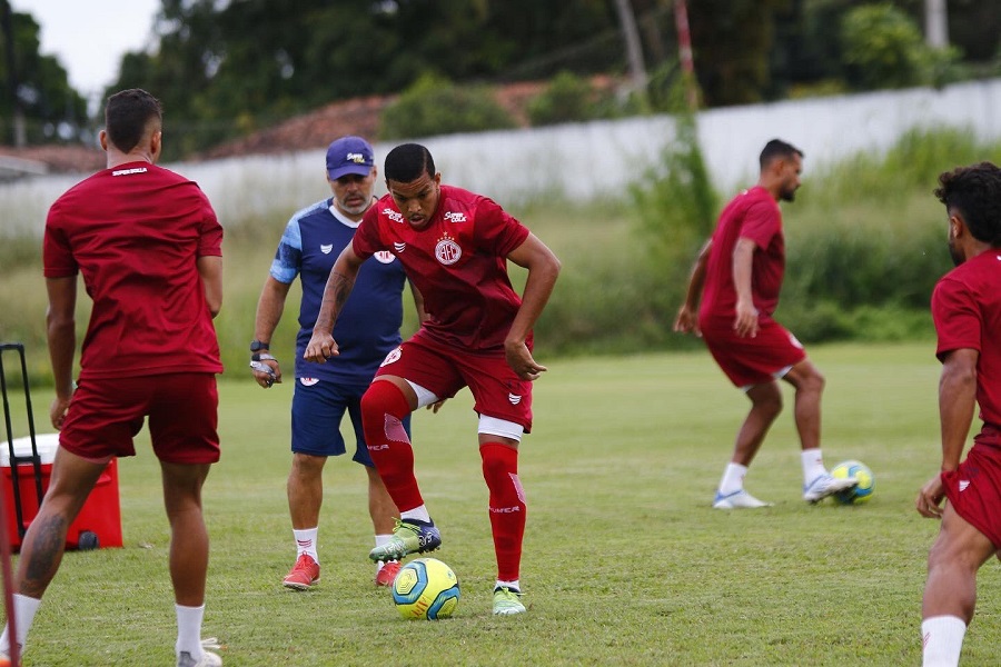 Rômulo afirma que está pronto para seguir improvisando na ala