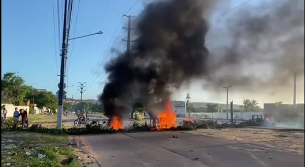 Moradores da Zona Oeste de Natal fecham via em protesto contra retirada de linha de ônibus