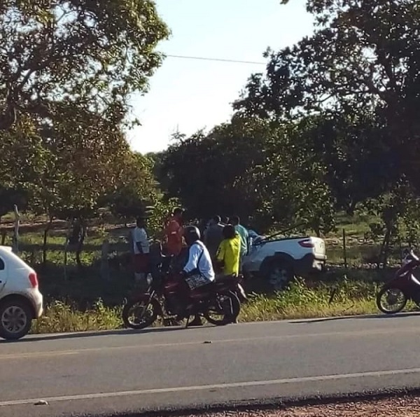 Carro bate em traseira de ônibus escolar e condutor morre