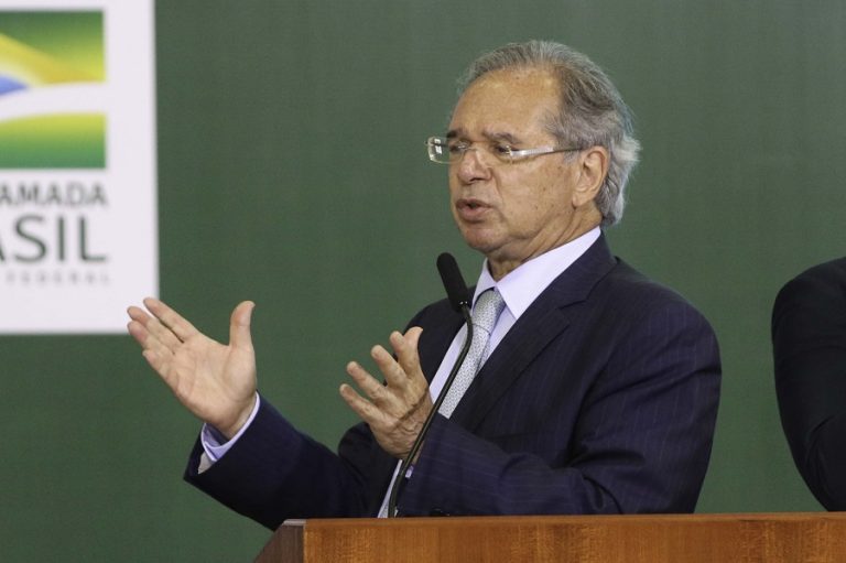 Governo pretende aumentar a tributação para quem ganha mais, diz Guedes