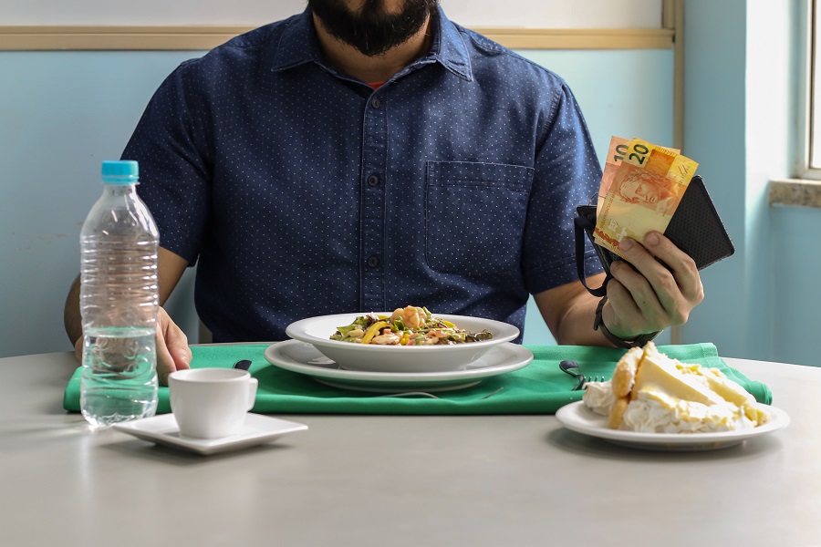 Comer em restaurante fica mais barato que em casa, diz IBGE