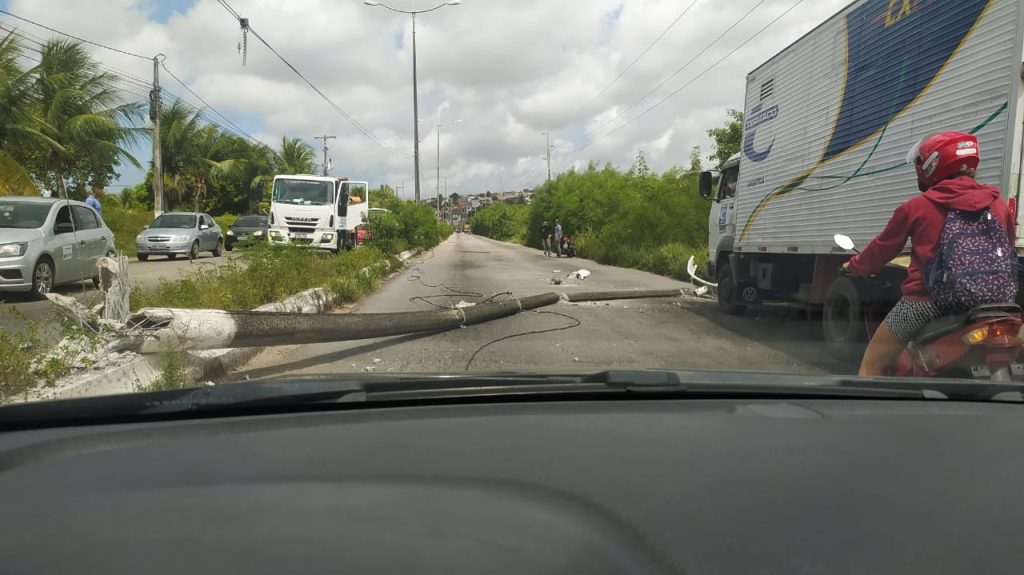 Poste cai na Ponte de Igapó e interrompe o trânsito