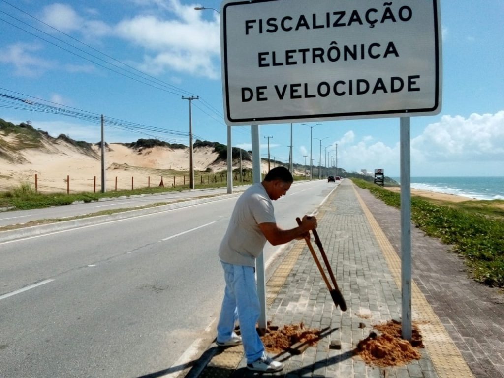 Após polêmica, Semurb remove placa de sinalização irregular instalada na Via Costeira