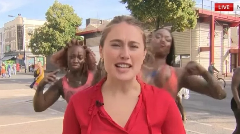 Repórter é surpreendida ao vivo por mulher com seios de fora na tv