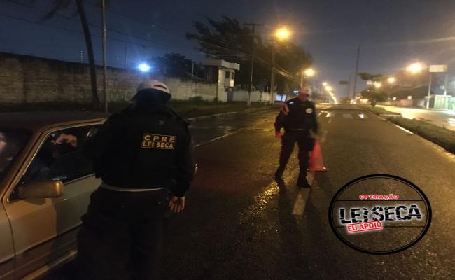 Quatro pessoas são autuadas durante ação da Lei Seca nesta madrugada