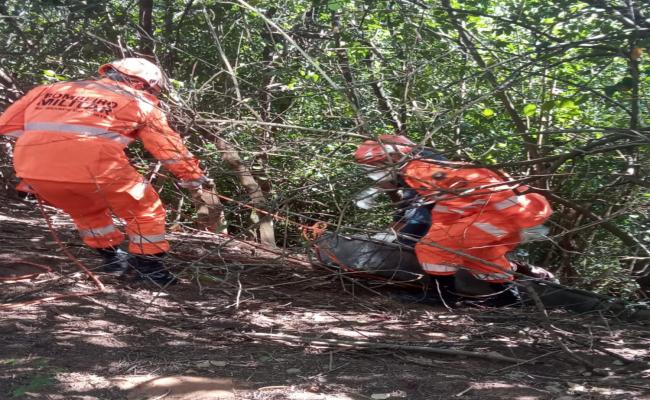 Homem é encontrado morto com sinais de tortura e marcas de tiros no pescoço em Petrópolis