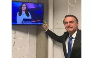 Bolsonaro ironiza e posta foto assistindo SBT nos bastidores da TV Globo