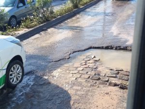 Buraco volta a abrir na avenida Felizardo Moura e deixa trânsito lento na saída da ZN