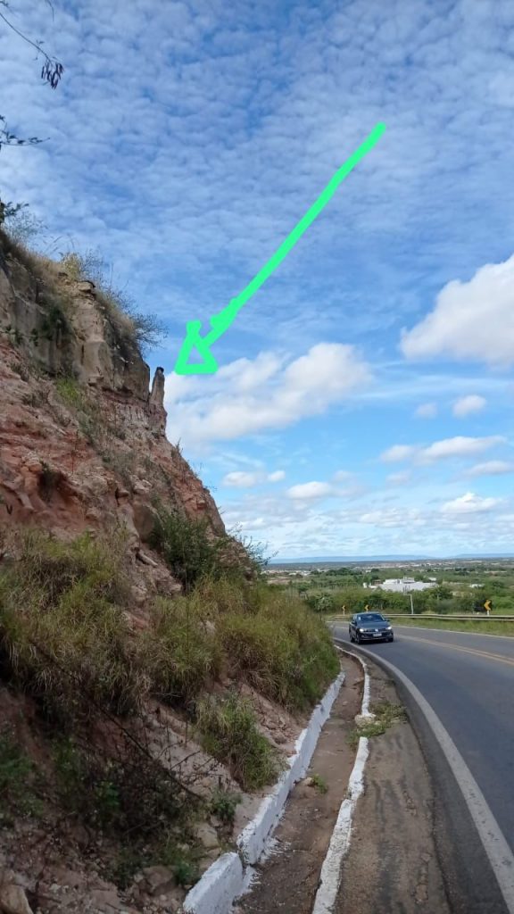 Risco de rolamento de rochas na BR-405