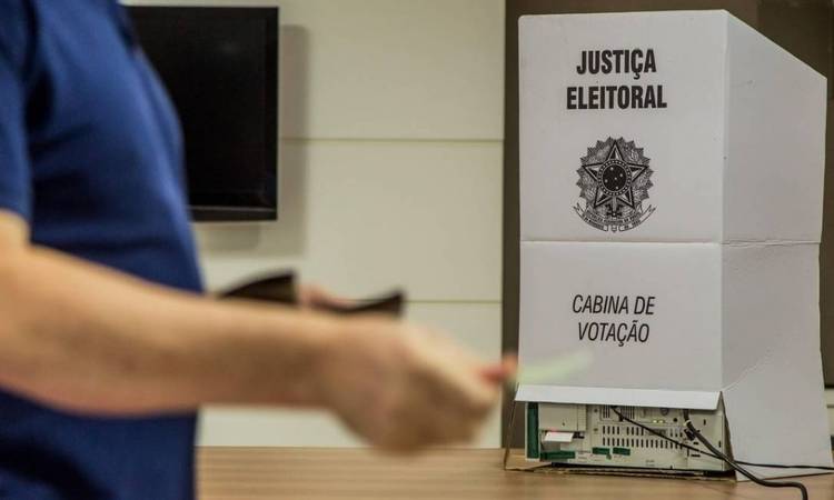 Eleitor não poderá entrar com celular na cabine de votação, determina TSE