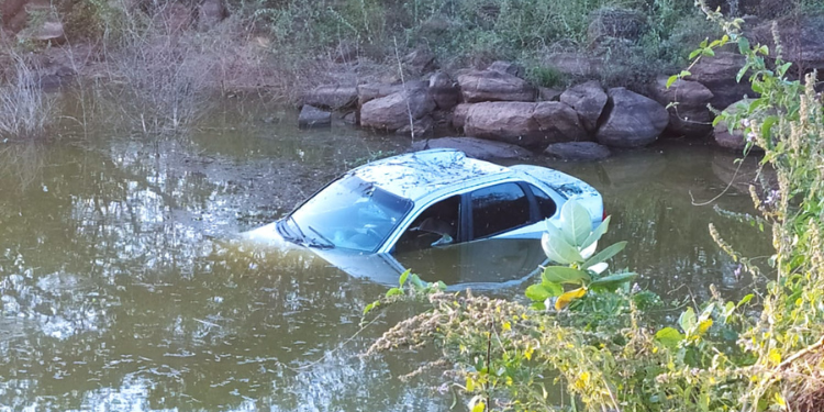 Homem perde controle de carro e cai em açude em Apodi