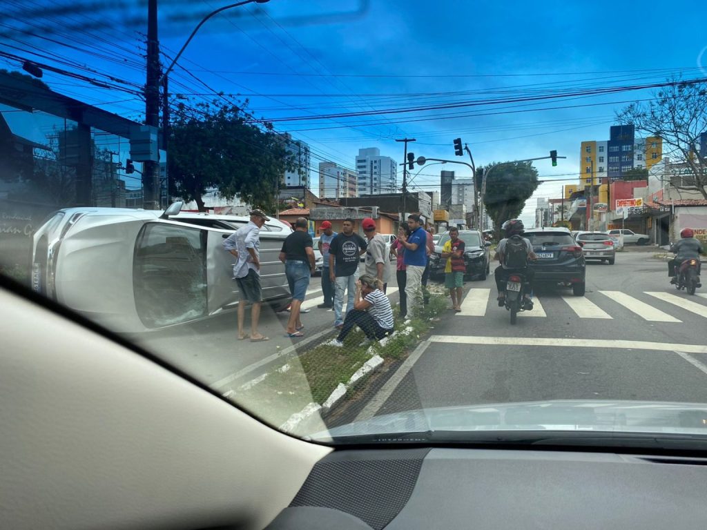 Buraco na Avenida Antônio Basílio causa acidente na manhã de hoje em Natal