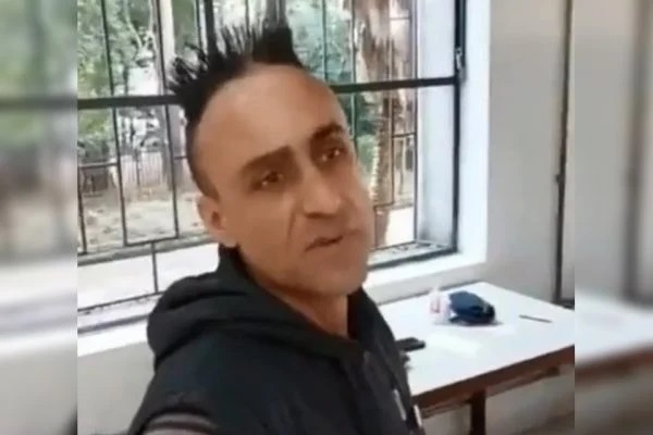 Com livro de Hitler, homem faz ofensas contra negros e gays