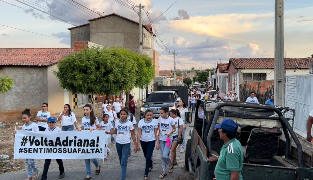 Mobilização reúne alunos e professores para pedir o retorno de diretora exonerada por incitar violência entre crianças