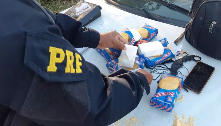 PRF encontra cocaína escondida em pacotes de flocos de milho e prende passageiro de ônibus interestadual no RN