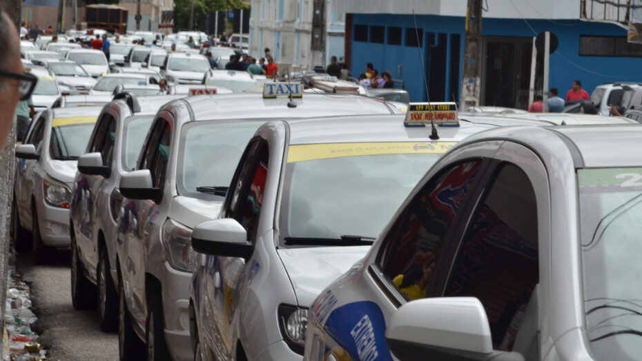 Taxistas fazem protesto em Natal por falta de pagamento de auxílio