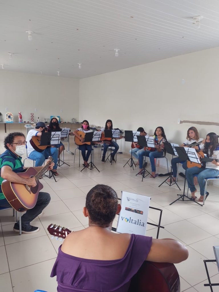 Projeto social oferece aulas de violão gratuitas a alunos de escolas municipais no interior do RN