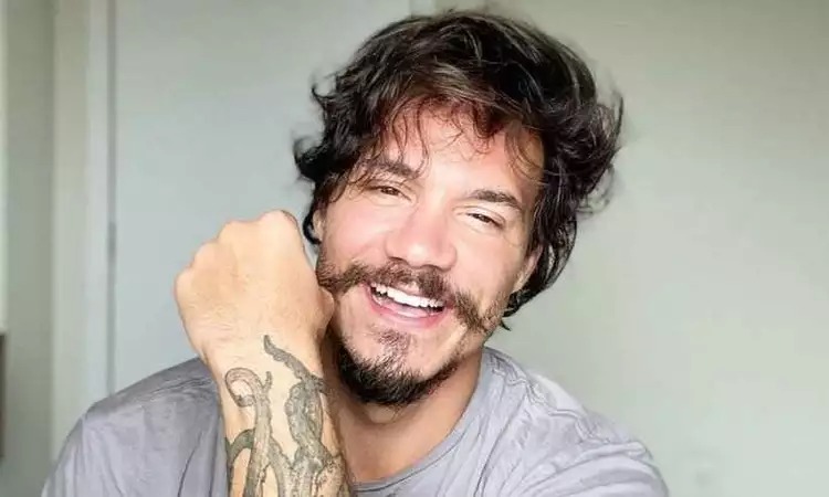 Ex-BBB Eliezer realiza transplante de cabelo e barba para ‘corrigir falhas’