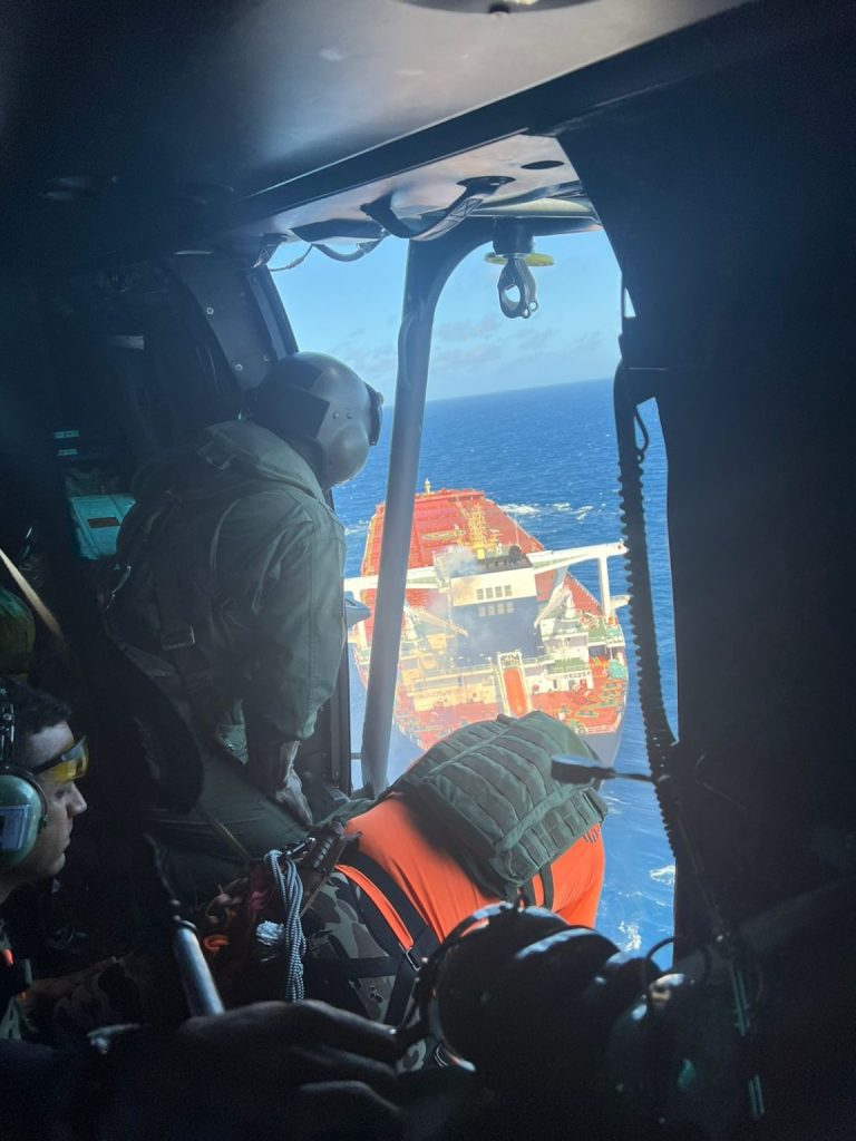 Esquadrão Falcão, da Base Aérea de Natal, realiza resgate de tripulante filipino a bordo de um navio na costa do Ceará