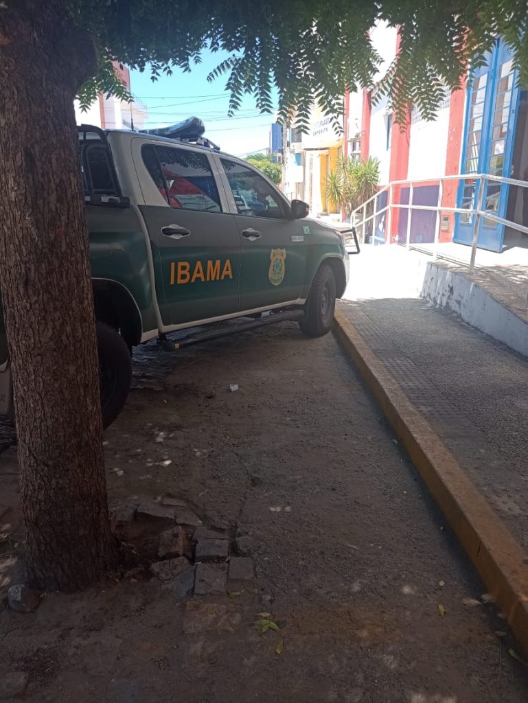 Carro oficial do Ibama é notificado pela PRE por estacionamento transversal no centro de Caicó