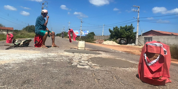 Homem faz ‘tapa buraco’ por conta própria em rodovia na cidade de Assú