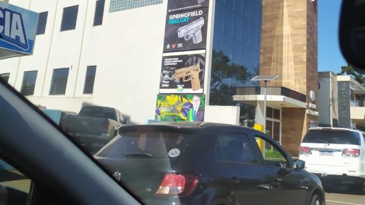 Muro de igreja do Paraná exibe propaganda ilegal de armas e de Bolsonaro