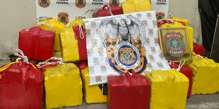 Polícia Federal apreende 1,2 tonelada de cocaína em embarcação pesqueira
