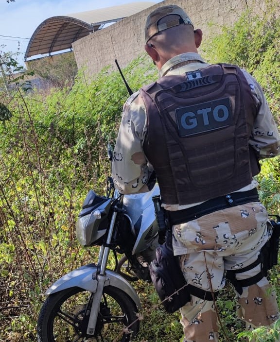 Polícia Militar localiza moto roubada, dentro de matagal no Bairro Santo Antônio em Mossoró