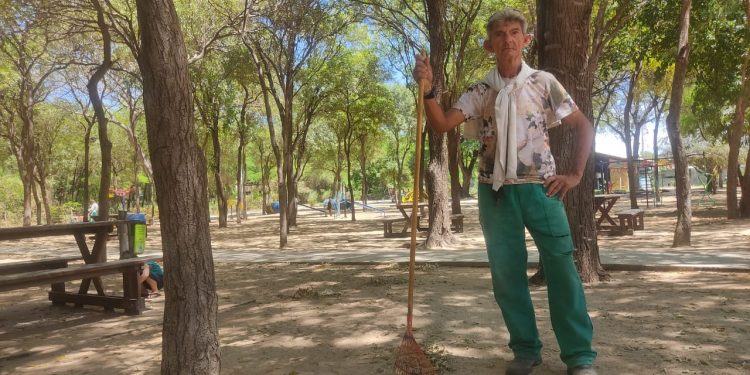 Jardineiro de Mossoró canta e dança com sonho de fazer sucesso no TikTok