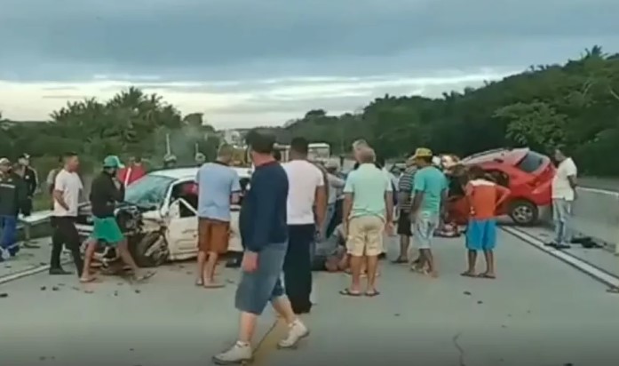 Cinco pessoas ficam gravemente feridas após carros baterem de frente em Macaíba