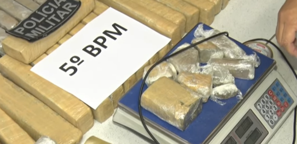 Polícia Militar apreende 65kg de drogas em prédio abandonado no Alecrim