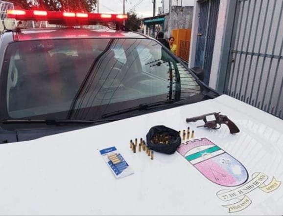 9º BPM prende homem que ameaçava esposa com arma de fogo na zona Sul de Natal