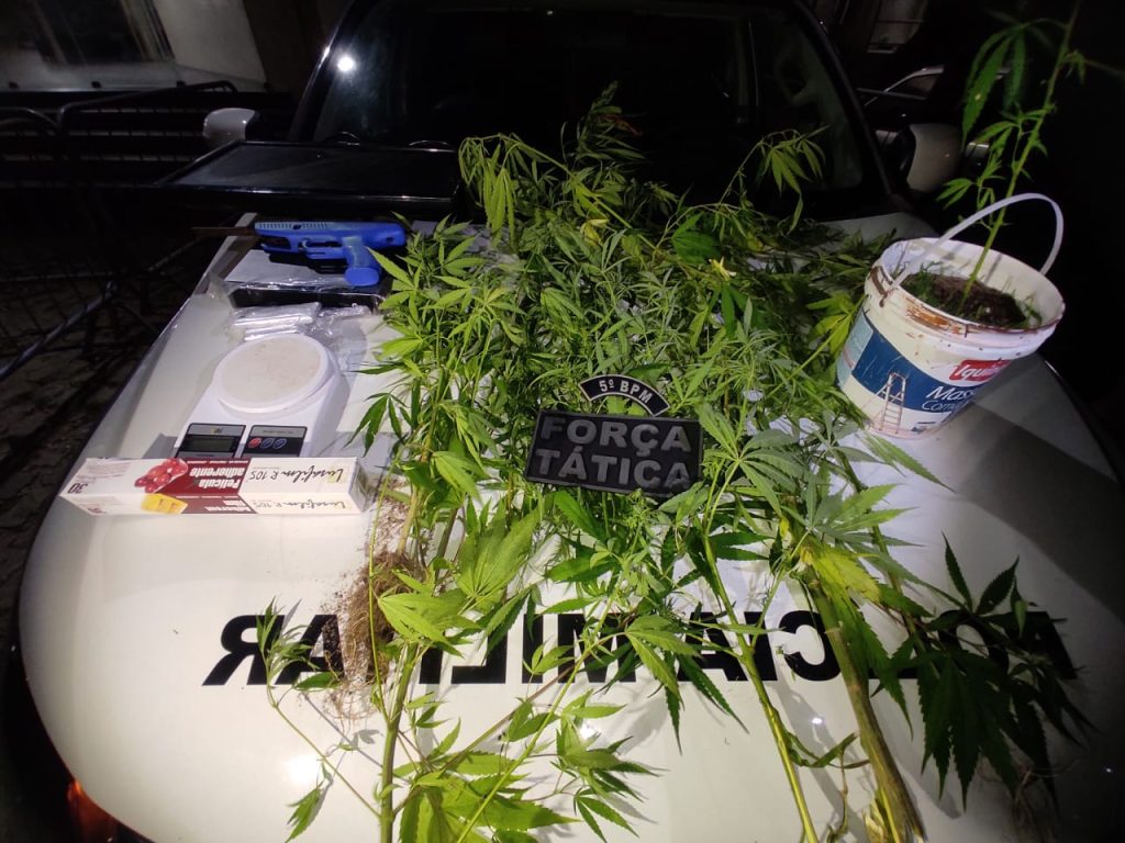 5° BPM prende suspeito de tráfico de drogas em Morro Branco, zona sul de Natal