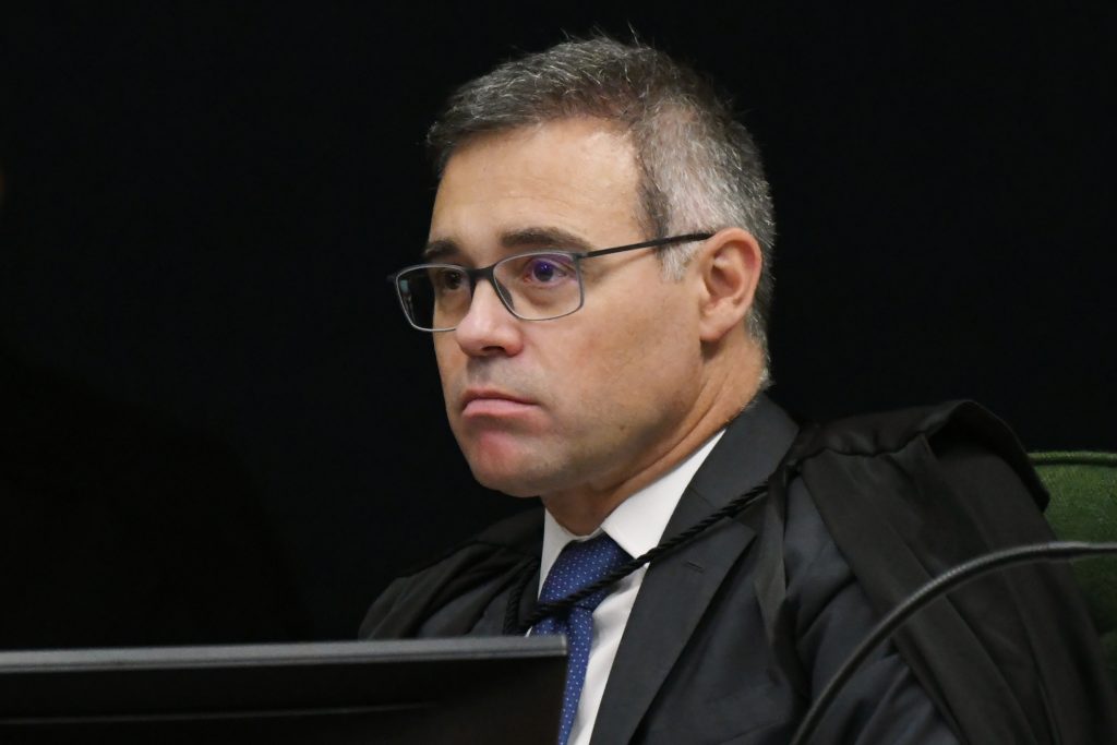 Mendonça trava inquéritos que incomodam Bolsonaro