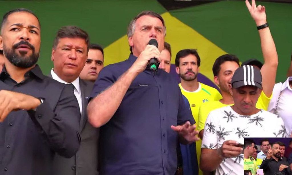 Bolsonaro defende anistia a policiais que matarem em legítima defesa
