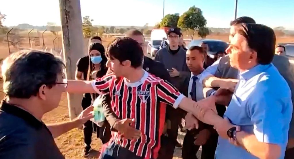 Bolsonaro é provocado durante selfies com apoiadores e se envolve em confusão com youtuber em Brasília