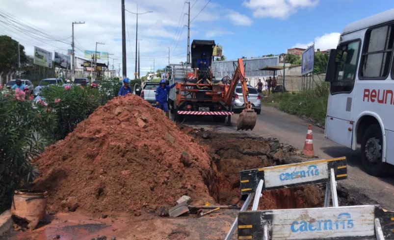 Tubulação da Caern rompe e mais um buraco surge na Avenida Felizardo Moura em Natal