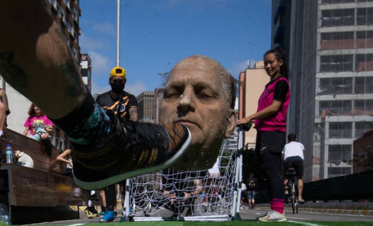 Réplica da cabeça de Bolsonaro é chutada e rasgada em São Paulo