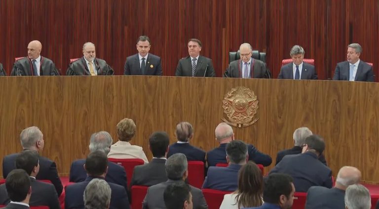 Lula e Dilma não aplaudem entrada de Bolsonaro em cerimônia posse de Moraes no TSE