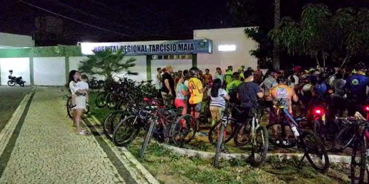 Ciclistas oram e fazem protesto por colega vítima de acidente em Mossoró