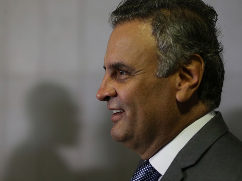 Líder nas pesquisas, Aécio Neves desiste de se candidatar ao Senado