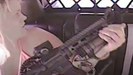 Mulher detida pela polícia nos EUA se solta de algemas, pega fuzil AR-15 e abre fogo pela janela de viatura