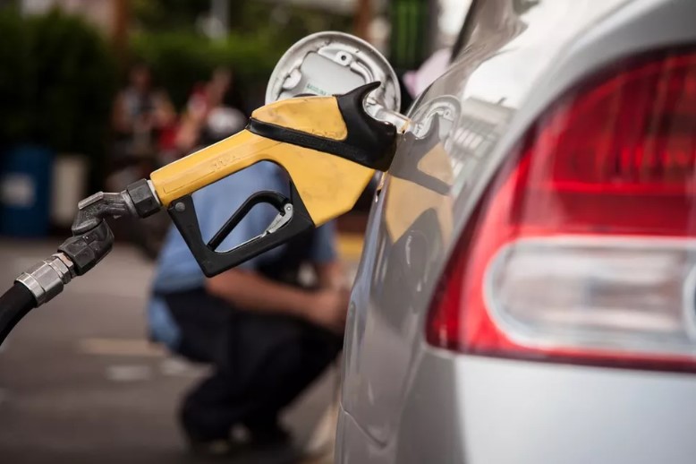 Preço médio da gasolina cai pela oitava semana e chega a R$ 5,40, menor valor desde maio de 2021, diz ANP; Diesel também teve redução
