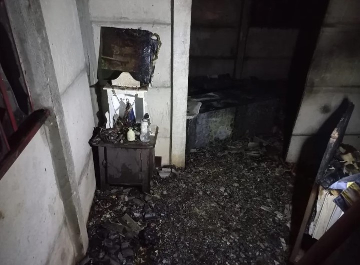 Imagem de Nossa Senhora Aparecida e terço ficam intactos após casa pegar fogo