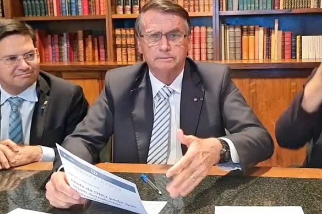 Bolsonaro cobra de Moraes “fundamentação” da ação contra empresários